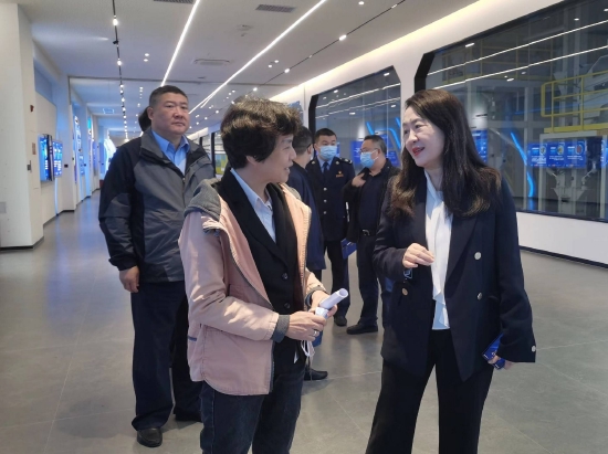 　　海南省税务局党委委员、副局长裴荣走访第十四届全国人大代表、正大海南兴隆咖啡产业开发有限公司行政后勤部后勤主管黄海文。图为裴荣副局长向黄海文代表汇报税收工作，听取代表意见建议。（摄影：吴颖萱）