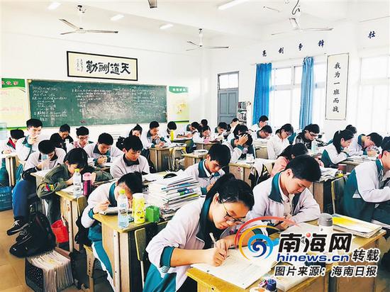 海南华侨中学高三学子备战高考。汤成慧 摄