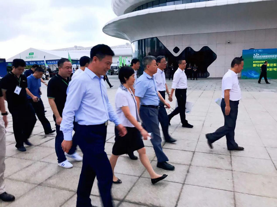 10月19日海南省人民政府副省长沈丹阳参观考察海马展台。