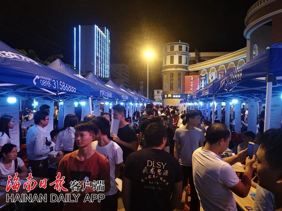 海南省公益性人才夜市现场。海南日报客户端记者周达延摄