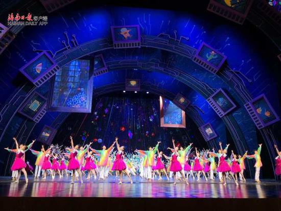 琼海嘉积中学的小伙子们走进国家大剧院献礼儿童节