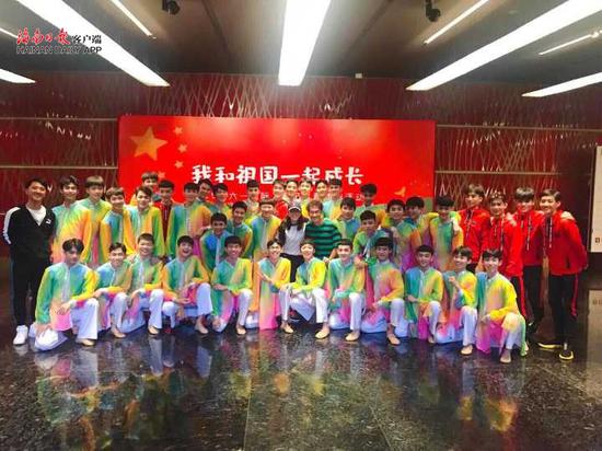 琼海嘉积中学的小伙子们走进国家大剧院献礼儿童节