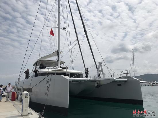 7月13日上午，一艘名为“DU”的香港籍双体帆船入境三亚。海南日报记者徐慧玲摄