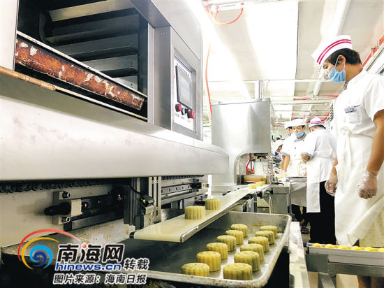 琼海昌隆酒店已经流水线生产鸡屎藤和班兰口味的月饼。袁宇 摄