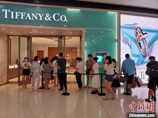 三亚国际免税城内，一些珠宝门店门口拉起围挡排队限流。　记者王晓斌 摄