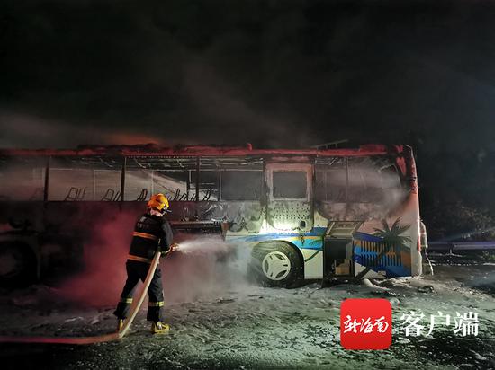 新能源公交车撞护栏起火,万宁消防成功处置。