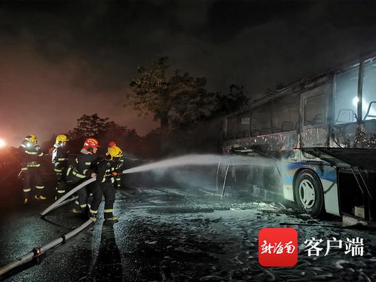 新能源公交车撞护栏起火,万宁消防成功处置。