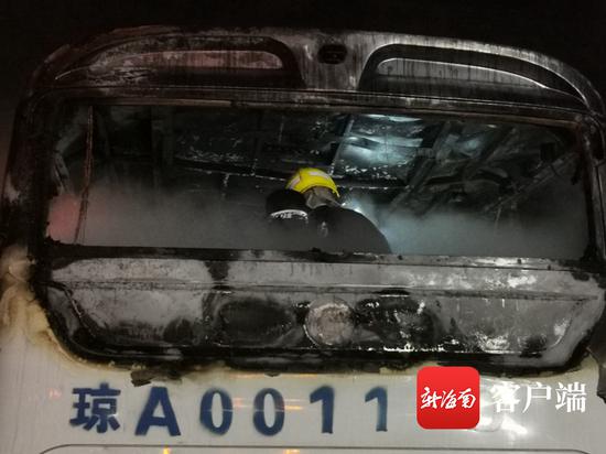 新能源公交车撞护栏起火,万宁消防成功处置。
