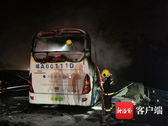 新能源公交车撞护栏起火,万宁消防成功处置。