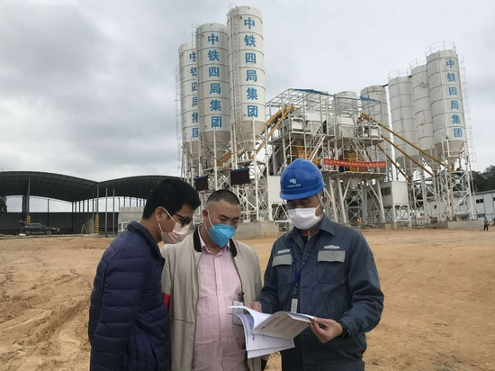 图：南方电网海南海口供电局客户经理在项目送电后与客户核查相关资料。罗世峰 摄
