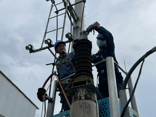 海南电网海口供电局员工抓紧拆除35千伏抱大线进线阻波器。 宋印官摄