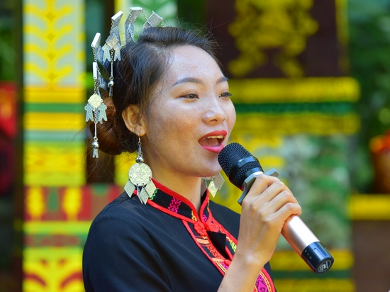 10月27日，黎族阿妹演唱的民歌《海南敬酒歌》博得现场观众的阵阵掌声。（黄庆优摄）