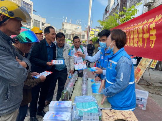 东成镇开展“护航自贸港·禁毒在行动”暨预防艾滋宣传活动