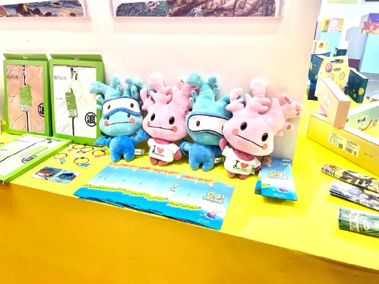 图为蜈支洲岛景区周边展品