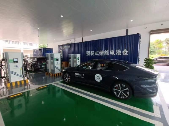 图为海口龙华充换电站，新能源汽车正在充电（胡彬 摄）