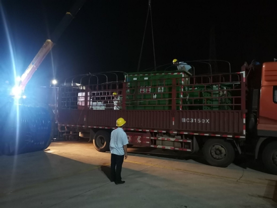 紧缺电力物资连夜装车 陈长智摄