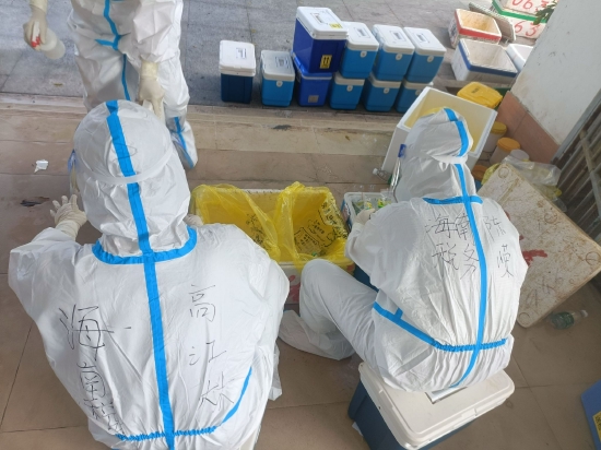 海南税务系统志愿者在疫情严重地区参与联防联控工作。（海南省税务局提供）