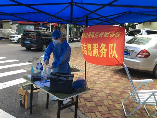 海南税务系统志愿者在疫情严重地区参与联防联控工作。（海南省税务局提供）