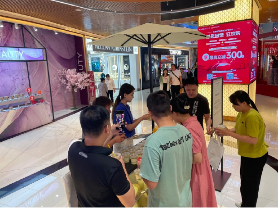国庆黄金周期间，游客及消费者在GDF免税城祖•玛珑快闪店品尝梨汁特调（GDF免税城供图）