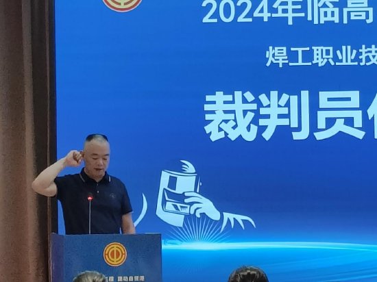 裁判员代表洪朝晖宣誓