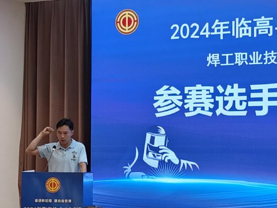 参赛选手代表劳忠神宣誓