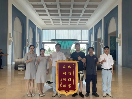 游客为希尔顿启缤精选酒店送上锦旗。