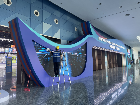 在阳光海南展区，工作人员正在进行最后调试准备工作。刘晓惠 摄