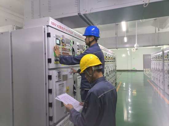 在110千伏澜江变电站投产现场，三亚变电分公司工作人员开展设备定值核查。（王志强 摄）