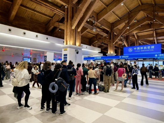 入境旅客在凤凰国际机场有序排队候检，章晨摄影。