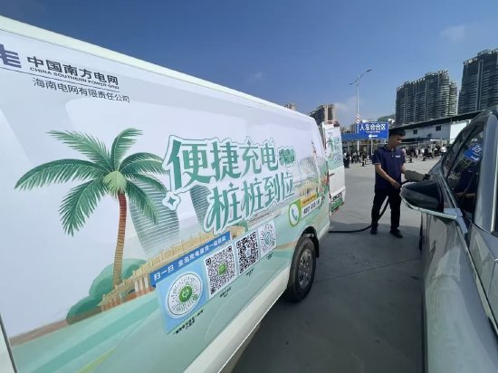 南方电网公司应急充电车在港口附近为过海车辆应急补电。（温婧伊 摄）