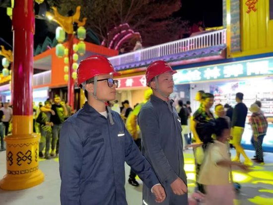 海南电网保亭供电局保城供电服务中心工作人员在七仙奇梦不夜城开展特巡。（王小丹）