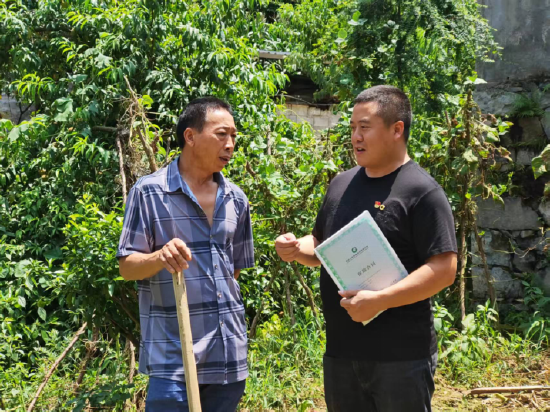 图：蔡小均为父老乡亲提供保单服务