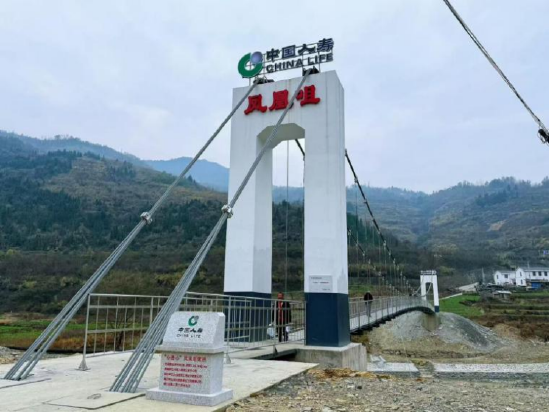工作人员协助客户通过自助柜员机办理业务