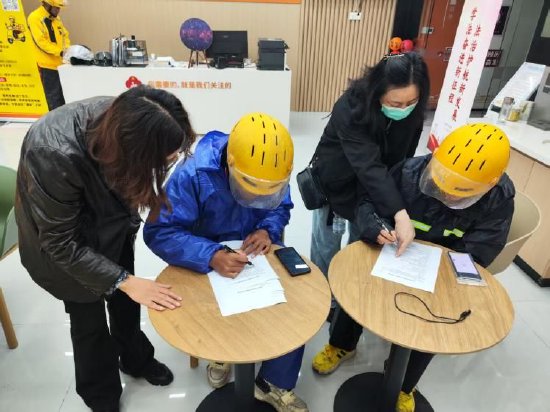 中国人寿寿险苏州相城支公司工作人员正在街道服务驿站调研了解骑手保险需求。