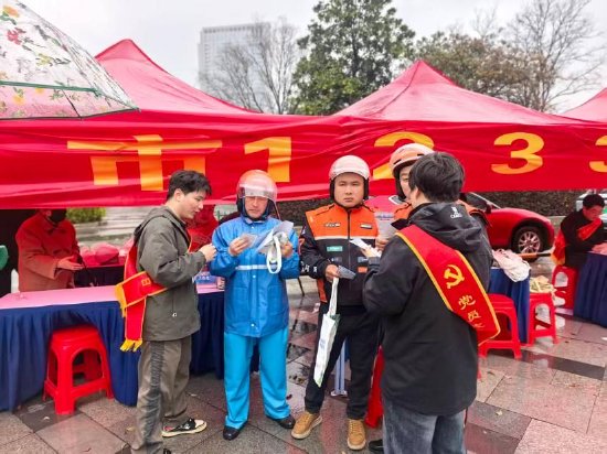 中国人寿“四强”党支部、寿险合肥市分公司党员志愿者正为骑手答疑解惑。