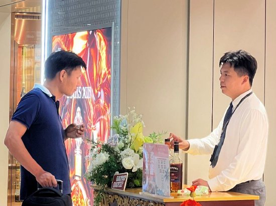 旅客在免税店免费品鉴进口酒