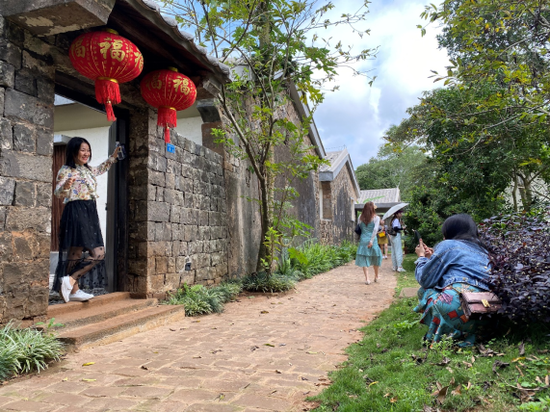 瑶城古韵网红气质吸引众多粉丝前来拍照打卡