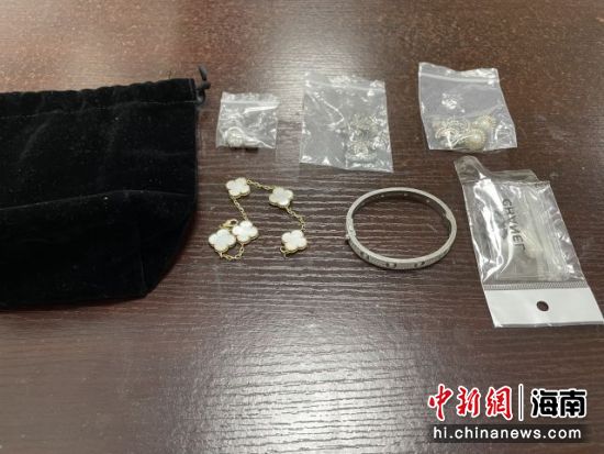 廖女士遗失在列车上的首饰。海口铁警供图