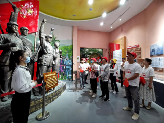 采风团一行走进五指山革命根据地纪念园