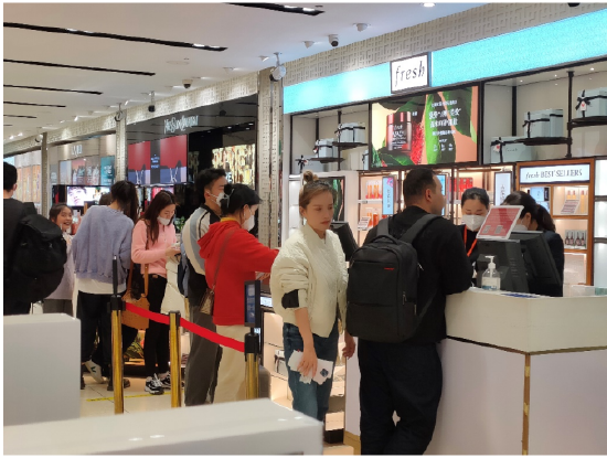 （海口美兰机场免税店旅客排队买单）