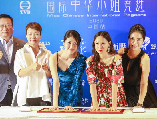 徐子珊及邓佩仪进行打手印仪式。左起:森田面膜香港区董事总经理周祖铭先生、电视广播有限公司销售总监中国市场及营业部潘美臻女士、邓佩仪女士、徐子珊女士、香港繁星文化董事长陈李妮女士