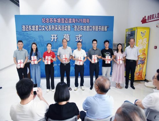 李公羽（右）向澄迈县多家学校赠送学术著作。