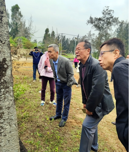 （右起）李长青、李公羽、焦勇勤等在《澹庵泉记》碑前现场读碑。