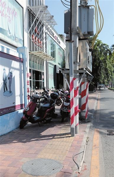 河东路新风桥附近,变电器线杆安装在盲道上