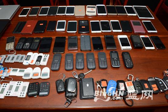 警方查获的作案使用的手机及车辆
