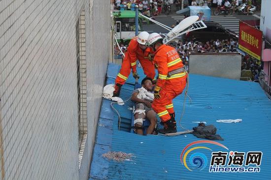 消防官兵在施救。记者王渝摄