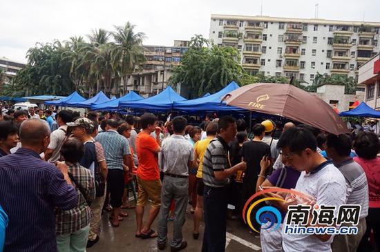 早上8点，前来排号等待签署协议的居民已排起长龙。(南海网记者陈丽娜摄)