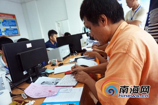 每个窗口都配备了两名工作人员，以此来加快身份核实、证件核实、登记录入等工作，让来到现场市民可以用最短的时间完成领号。(南海网记者陈丽娜摄)