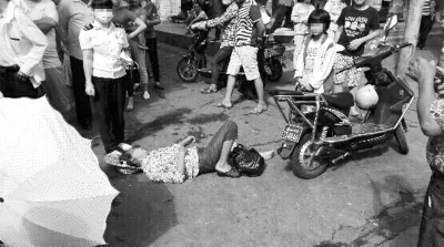 梁阿婆躺在地上