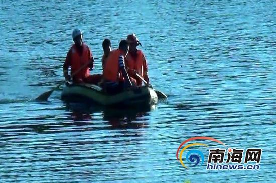 消防官兵在事发现场展开救援(通讯员吕书圣摄)